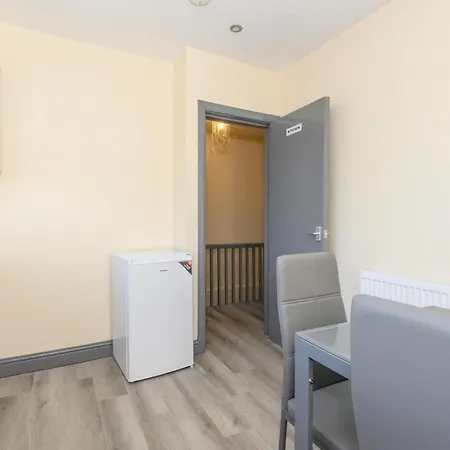 Lower Wortley 1 Couples Paradise With A Shared Kitchen - Pass The Keys *