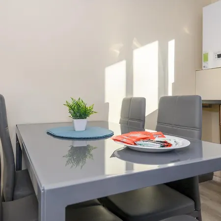 Lower Wortley 1 Couples Paradise With A Shared Kitchen - Pass The Keys Apartment *