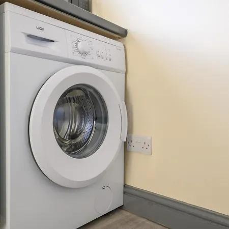 Lower Wortley 1 Couples Paradise With A Shared Kitchen - Pass The Keys Apartment Leeds (West Yorkshire)