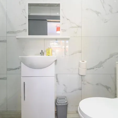 Lower Wortley 1 Couples Paradise With A Shared Kitchen - Pass The Keys *