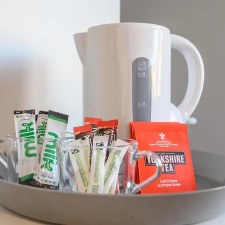 Lower Wortley 1 Couples Paradise With A Shared Kitchen - Pass The Keys 아파트