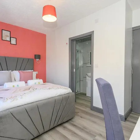 아파트 Lower Wortley 1 Couples Paradise With A Shared Kitchen - Pass The Keys