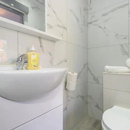 Lower Wortley 1 Couples Paradise With A Shared Kitchen - Pass The Keys 아파트 *