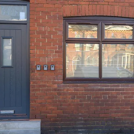 Lower Wortley 1 Couples Paradise With A Shared Kitchen - Pass The Keys