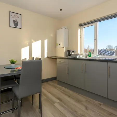 Lower Wortley 1 Couples Paradise With A Shared Kitchen - Pass The Keys 아파트